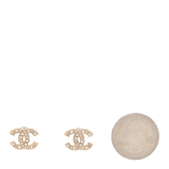 Chanel Pearl CC Studs - Picture 8 of 8